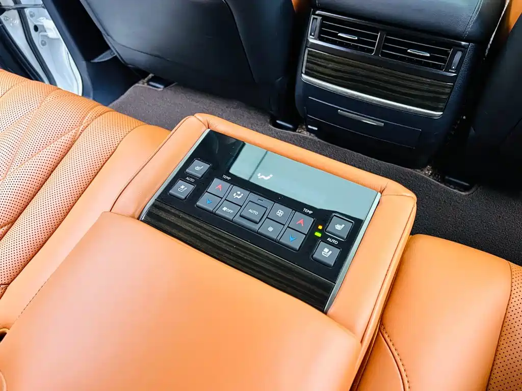 Lexus LX — фото 17