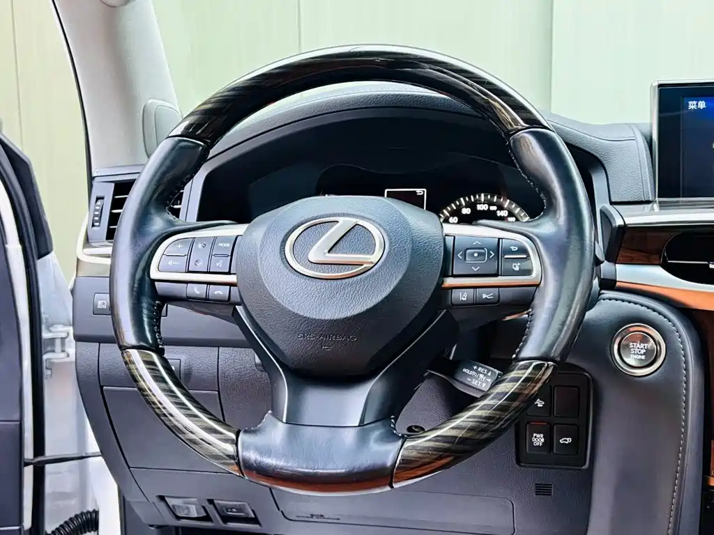 Lexus LX — фото 10