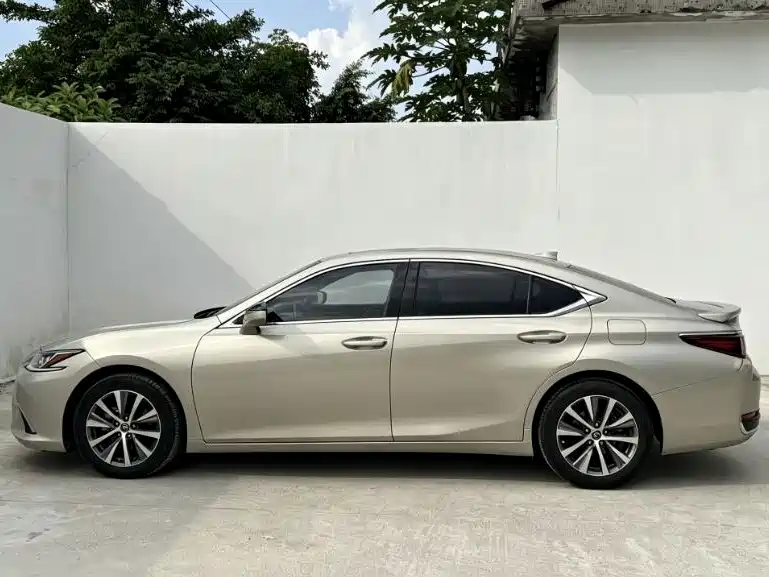 Lexus ES — фото 11