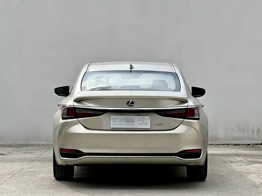Lexus ES — фото 12