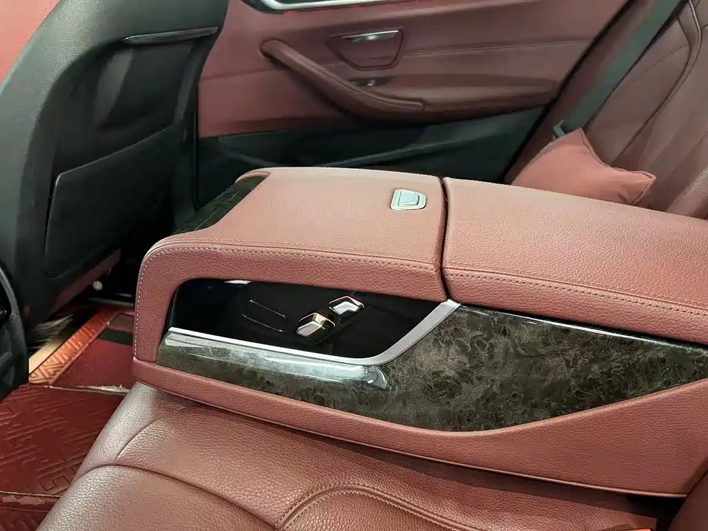 BMW 5 Series — фото 18
