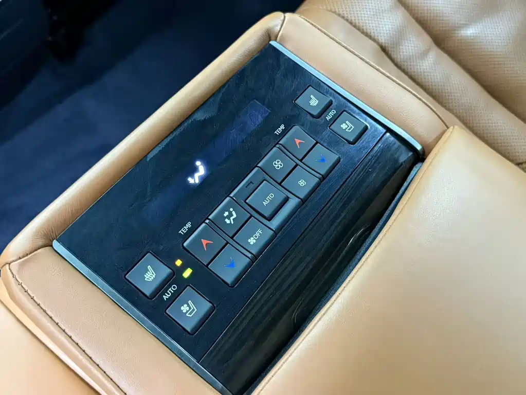 Lexus LX — фото 15