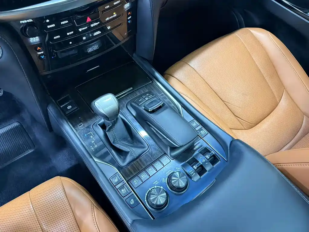 Lexus LX — фото 22