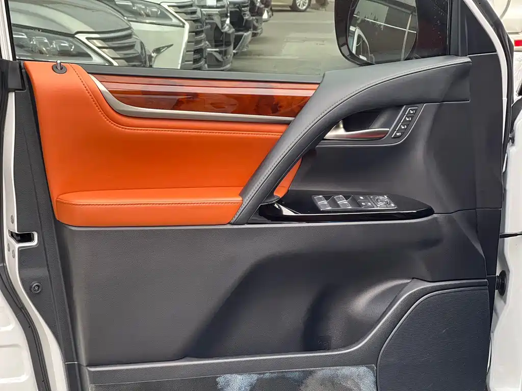 Lexus LX — фото 13