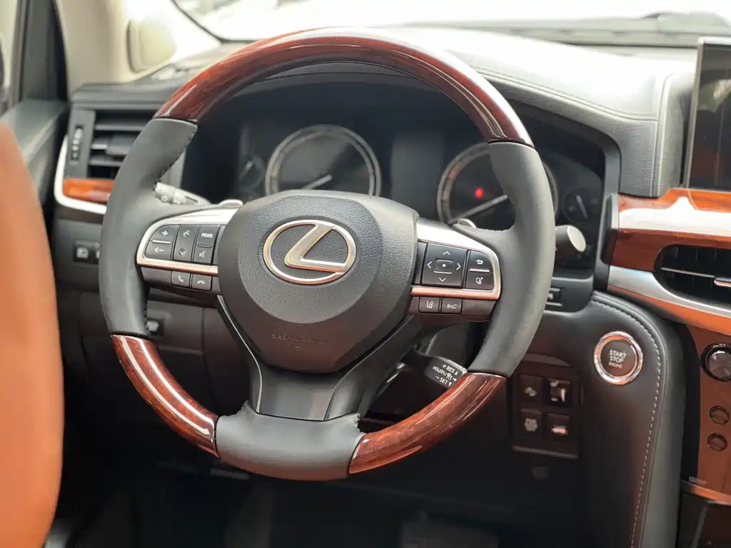 Lexus LX — фото 8