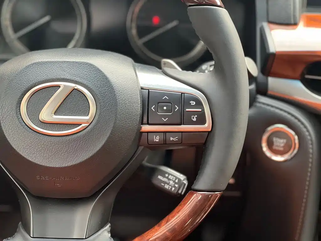 Lexus LX — фото 10