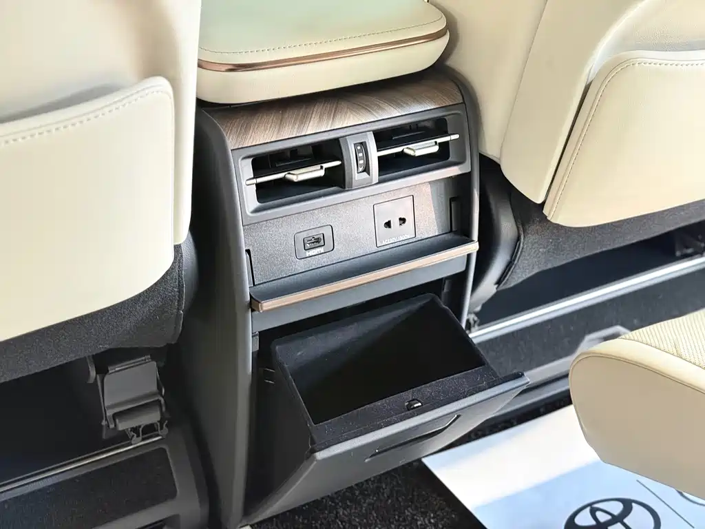 Lexus LM — фото 17