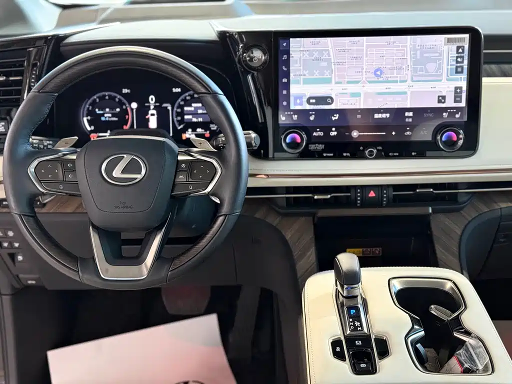 Lexus LM — фото 10
