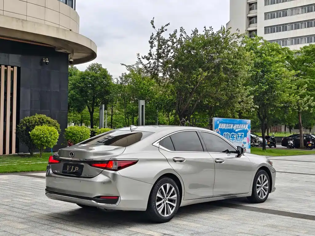 Lexus ES — фото 15
