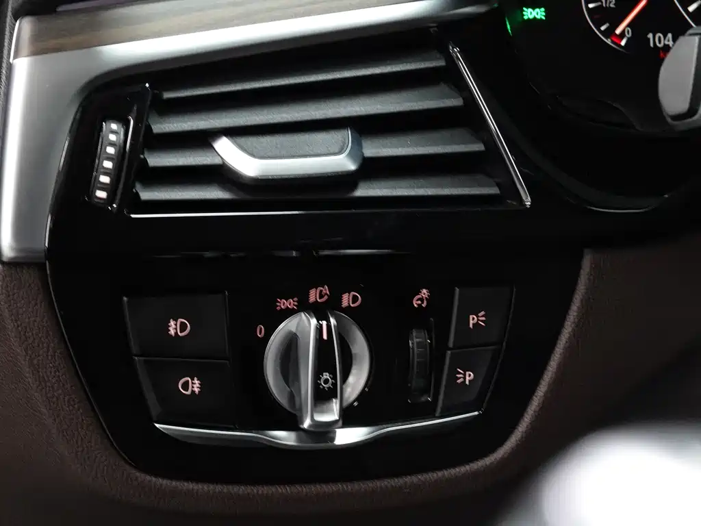 BMW 5 Series — фото 19