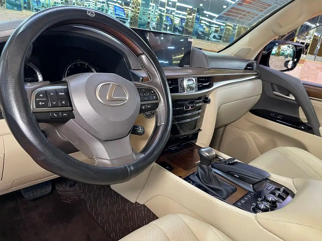 Lexus LX — фото 8