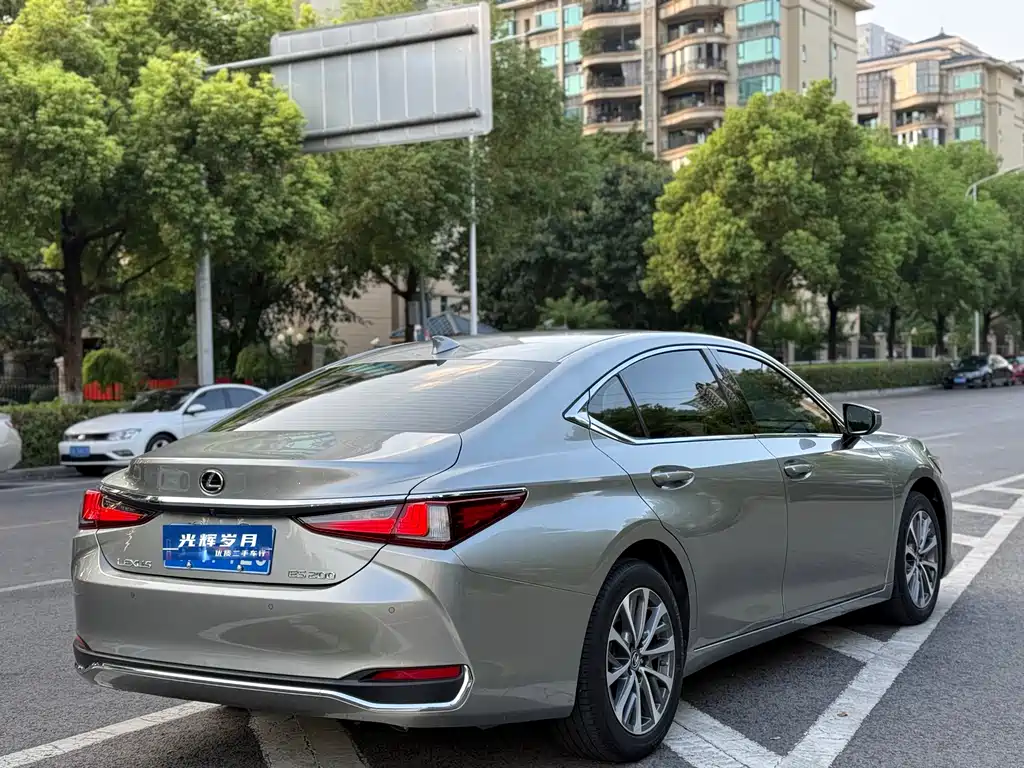 Lexus ES — фото 22