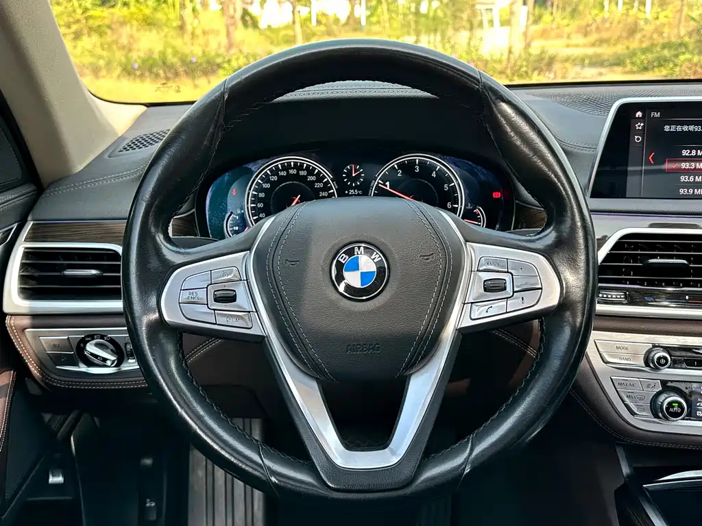 BMW 7 Series — фото 11