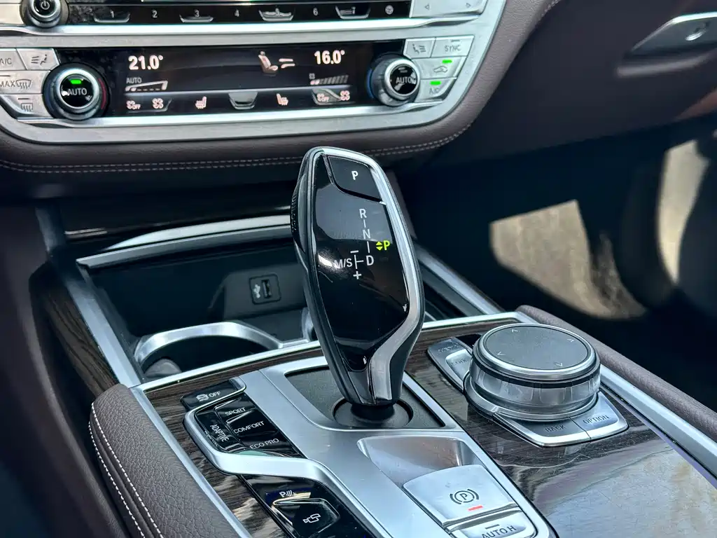 BMW 7 Series — фото 14