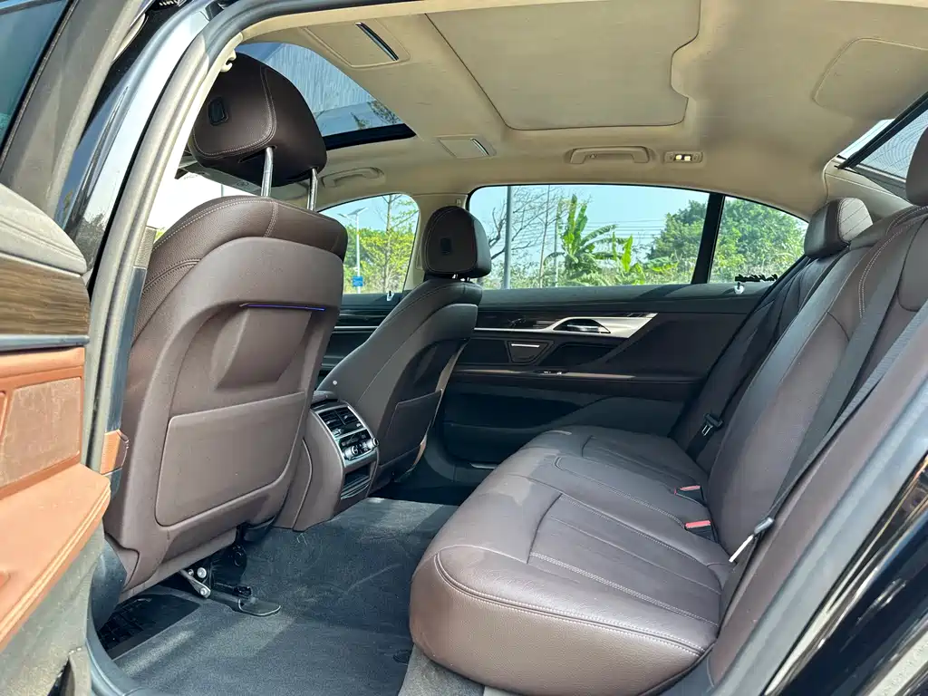 BMW 7 Series — фото 15