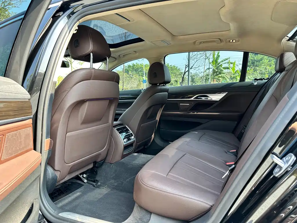 BMW 7 Series — фото 16