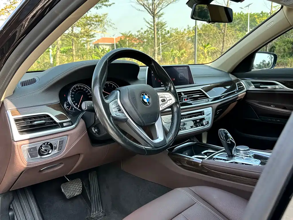 BMW 7 Series — фото 10