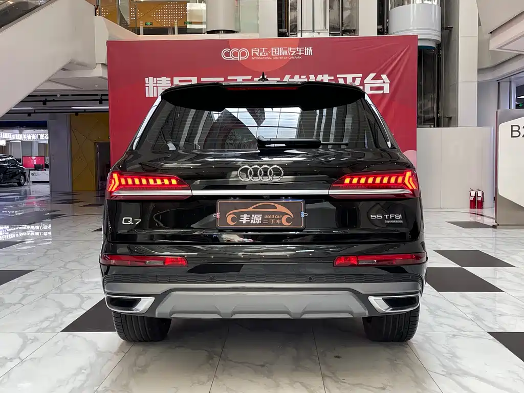 Audi Q7 — фото 30