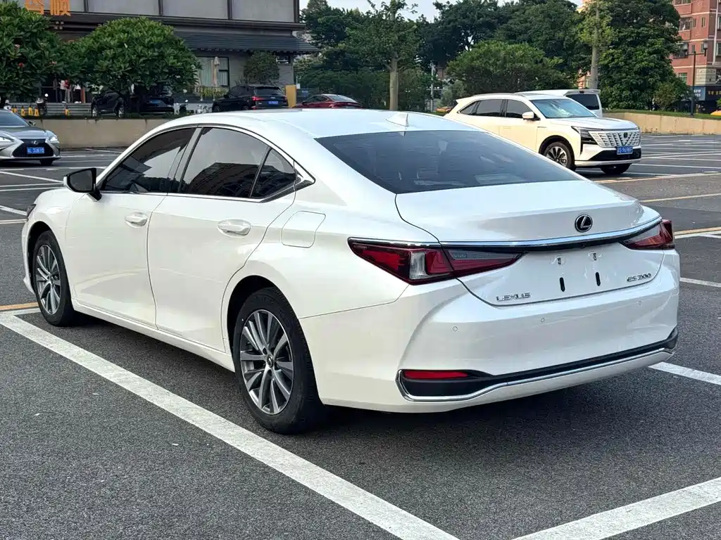 Lexus ES — фото 7