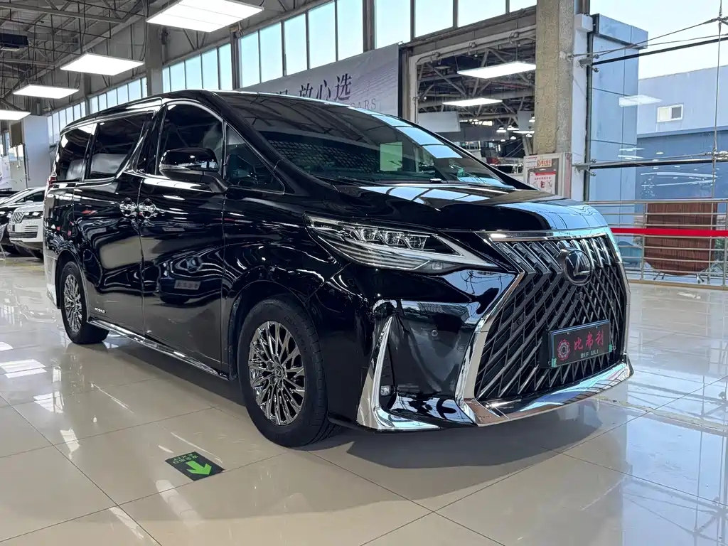 Lexus LM — фото 3