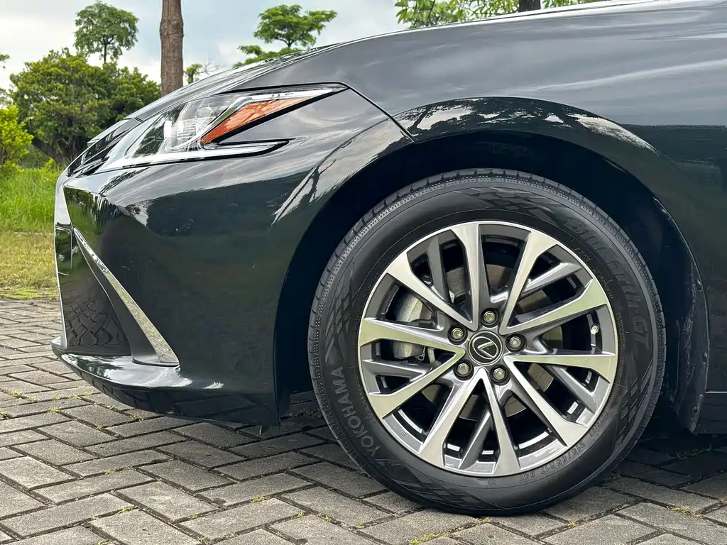 Lexus ES — фото 17
