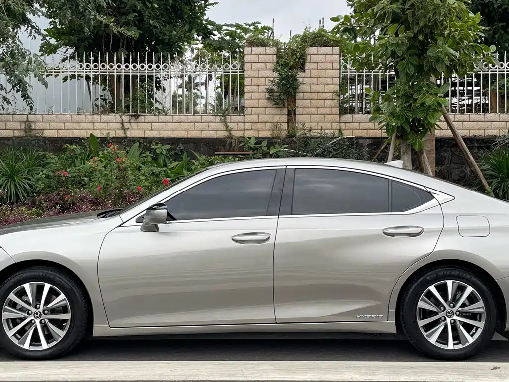 Lexus ES — фото 11