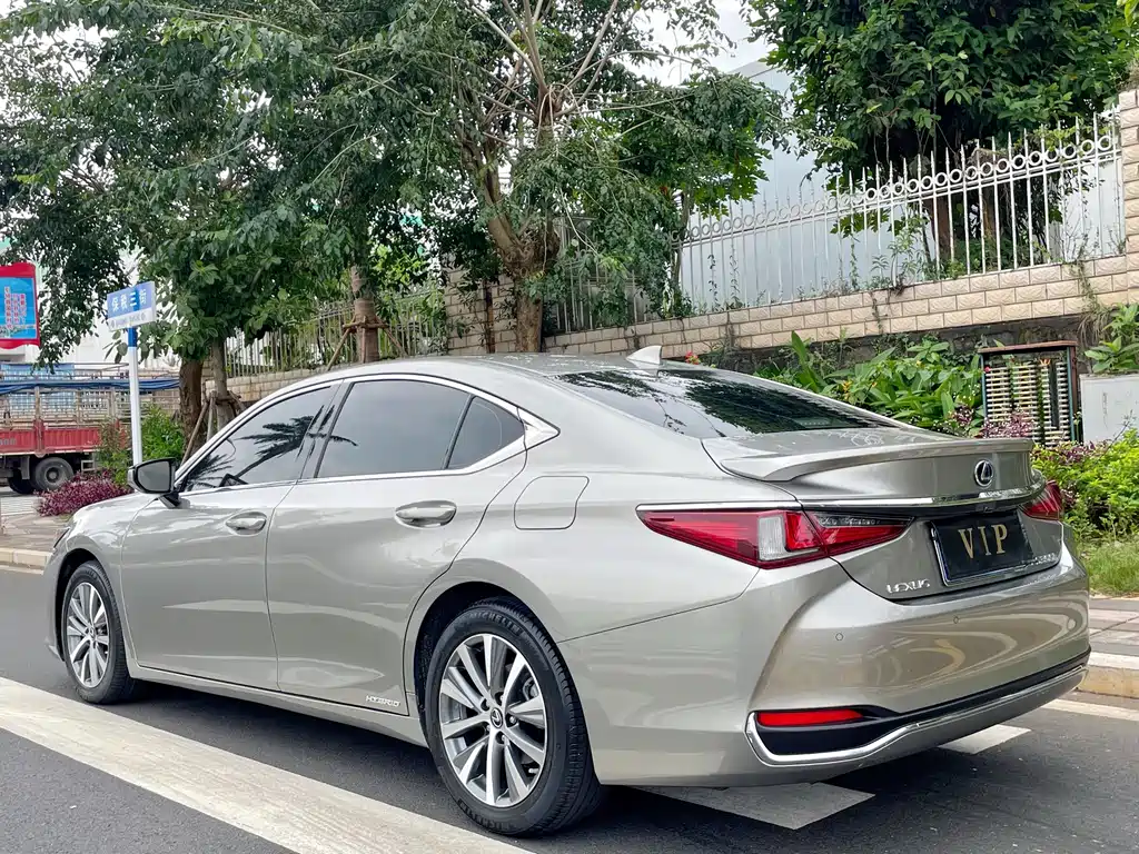 Lexus ES — фото 10