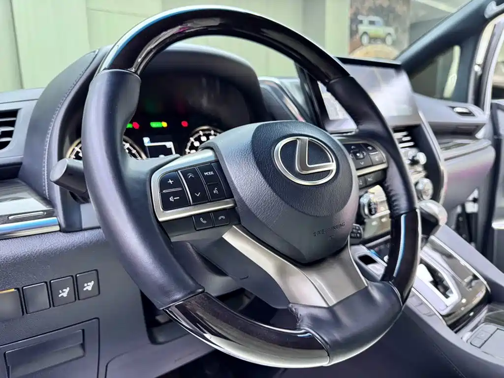 Lexus LM — фото 18
