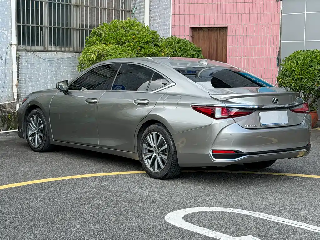 Lexus ES — фото 11