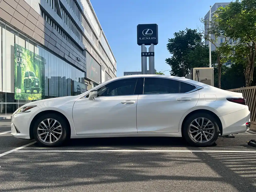 Lexus ES — фото 10