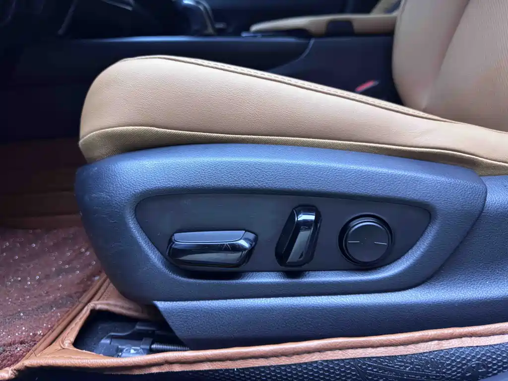 Lexus UX New Energy — фото 18