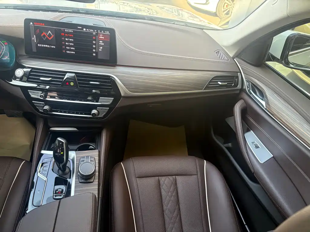 BMW 5 Series — фото 17