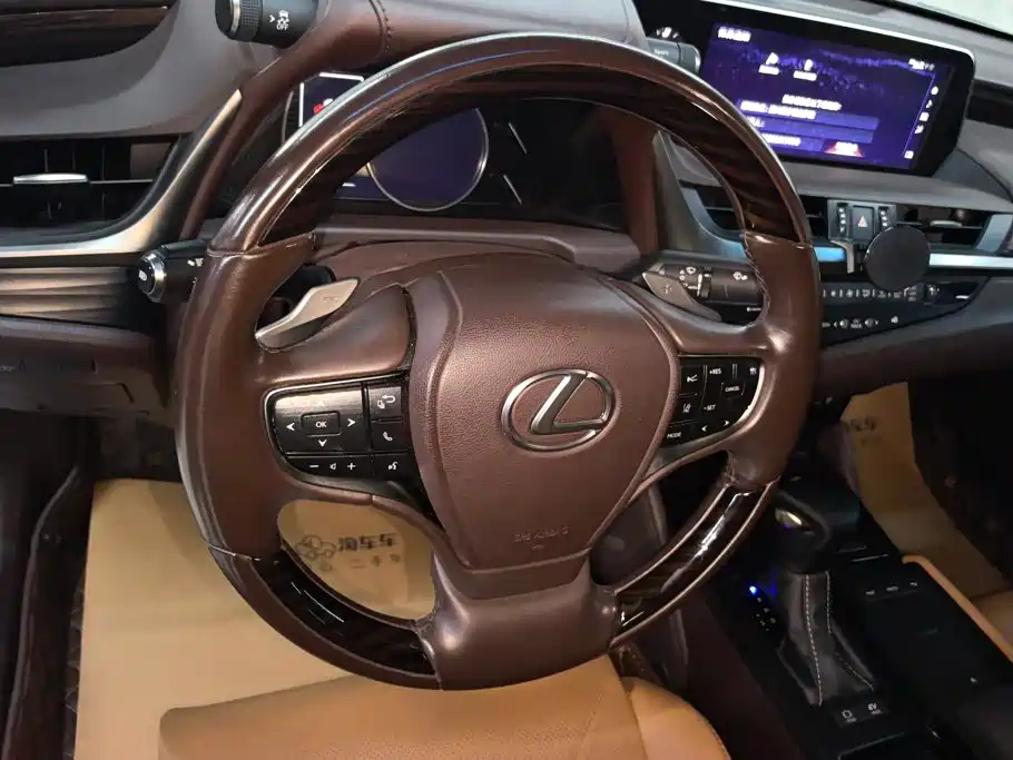 Lexus ES — фото 15