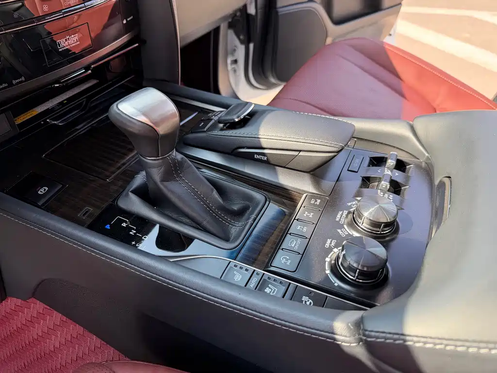 Lexus LX — фото 11