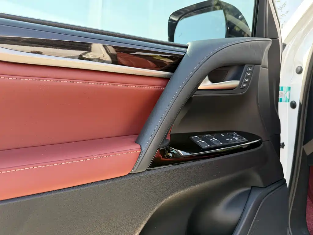 Lexus LX — фото 13