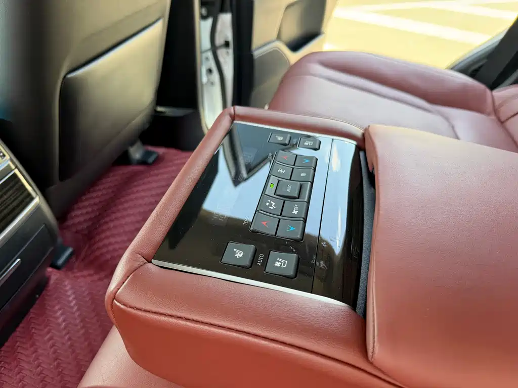 Lexus LX — фото 16