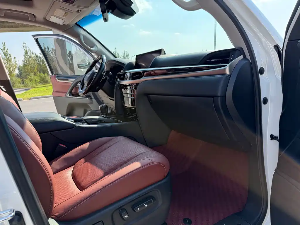 Lexus LX — фото 17