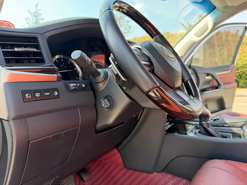 Lexus LX — фото 10