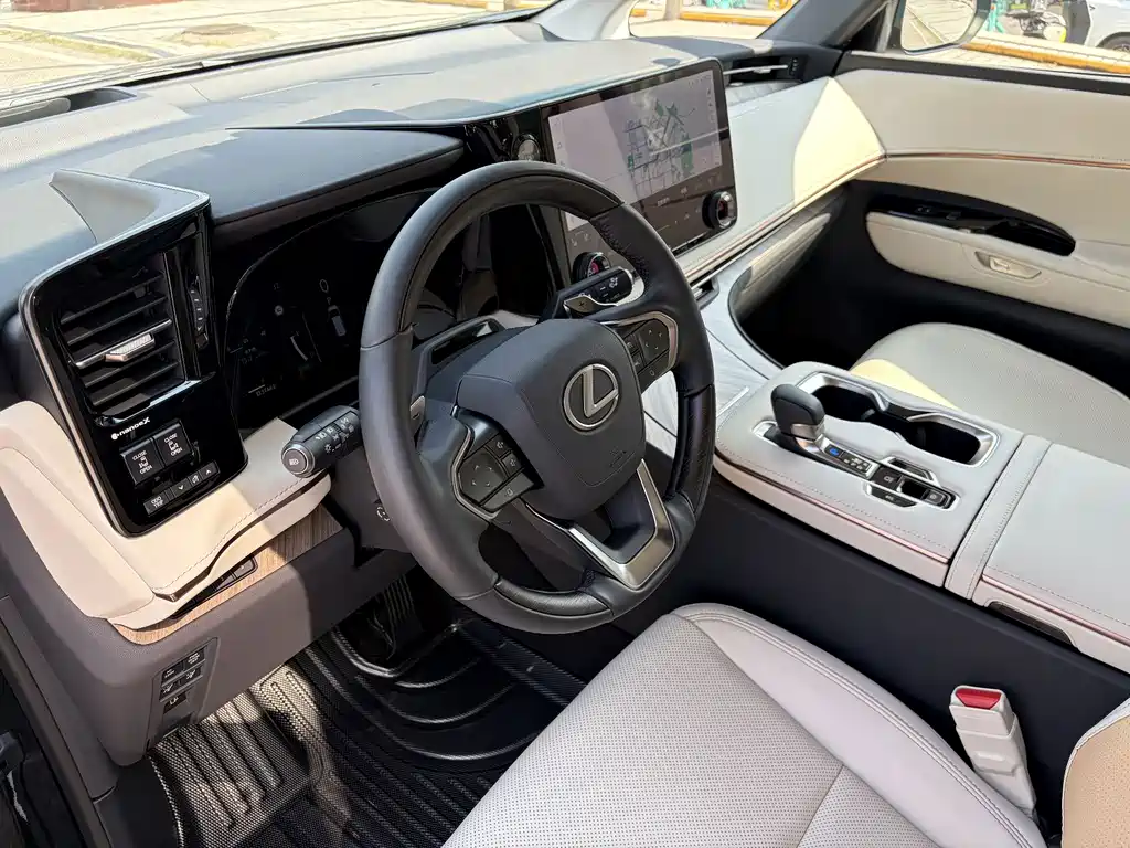 Lexus LM — фото 14