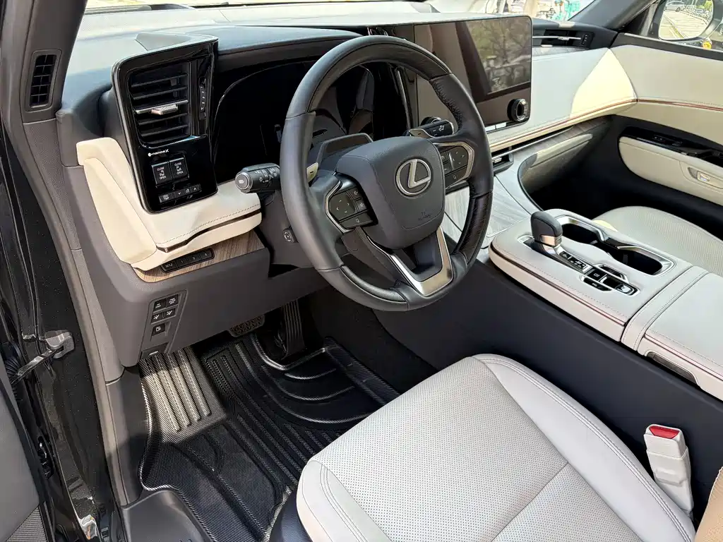Lexus LM — фото 10