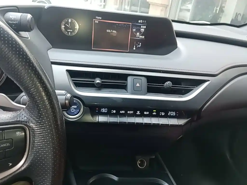 Lexus UX — фото 9