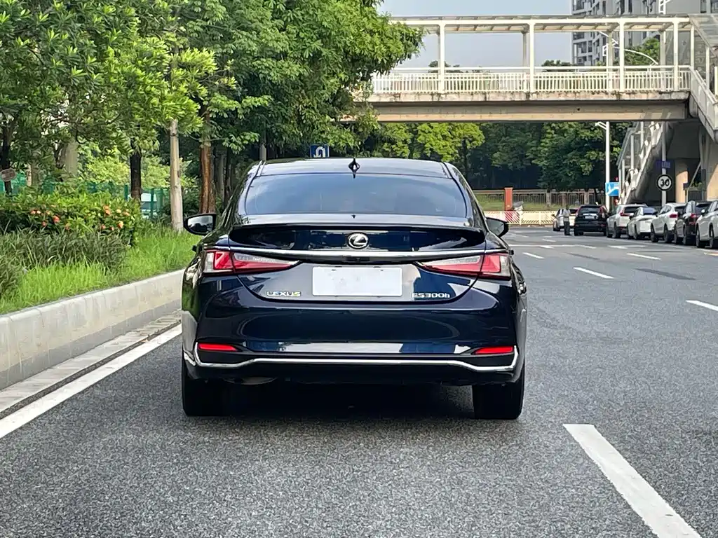 Lexus ES — фото 15