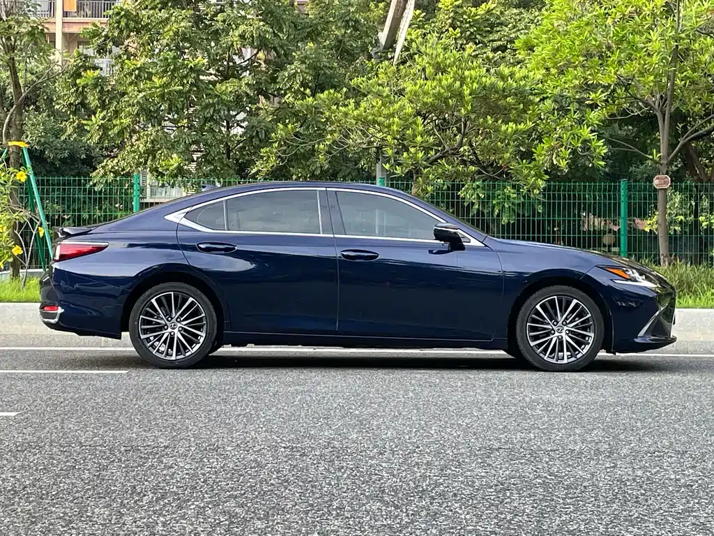 Lexus ES — фото 17