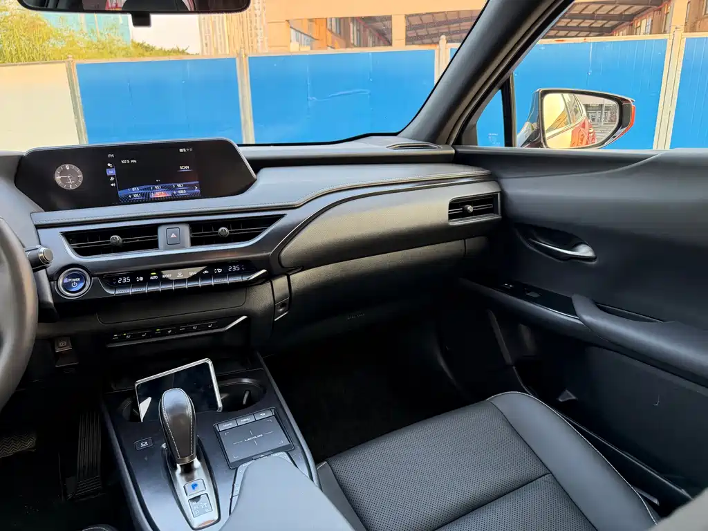 Lexus UX New Energy — фото 8