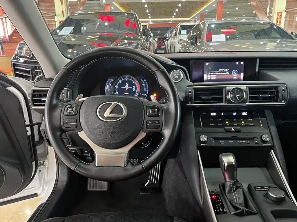 Lexus IS — фото 10