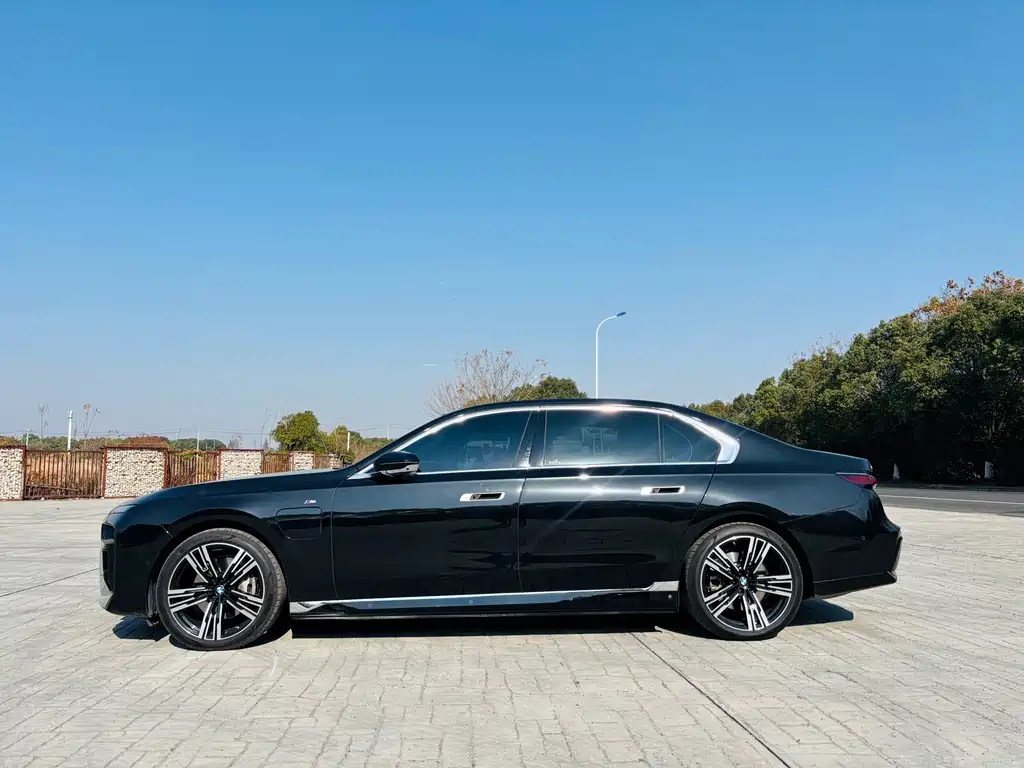 BMW i7 — фото 3