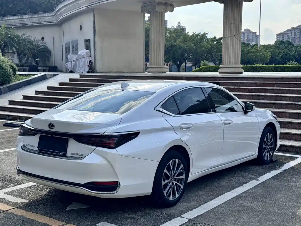 Lexus ES — фото 10