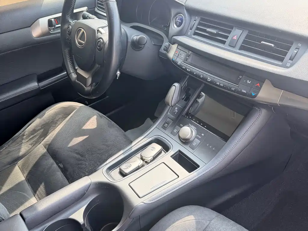 Lexus CT — фото 16