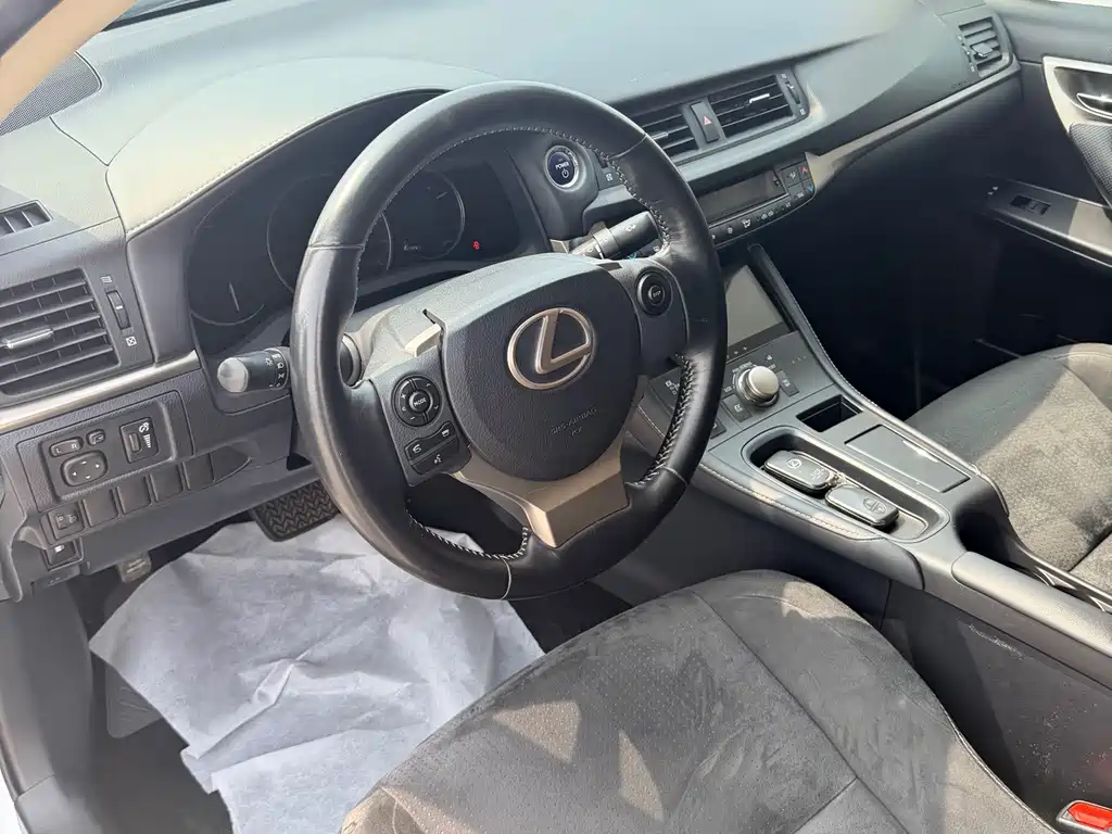 Lexus CT — фото 10