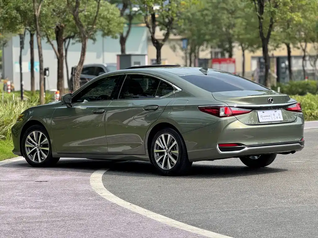 Lexus ES — фото 4